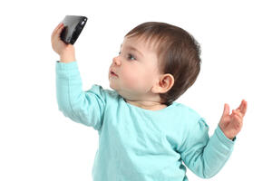 Telefon nije igračka: Zašto ih ne treba davati maloj djeci