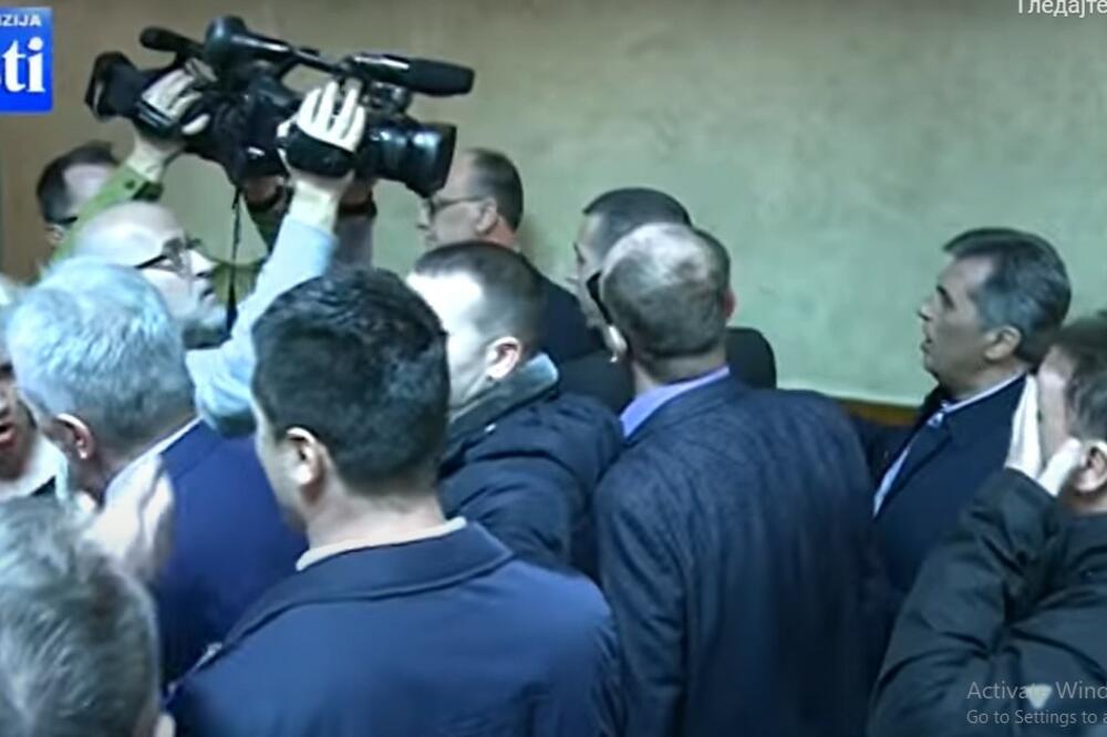 Incident ispred skupštinske sale nakon ukidanja imuniteta poslanicima DF-a (arhiva), Foto: Screenshot TV