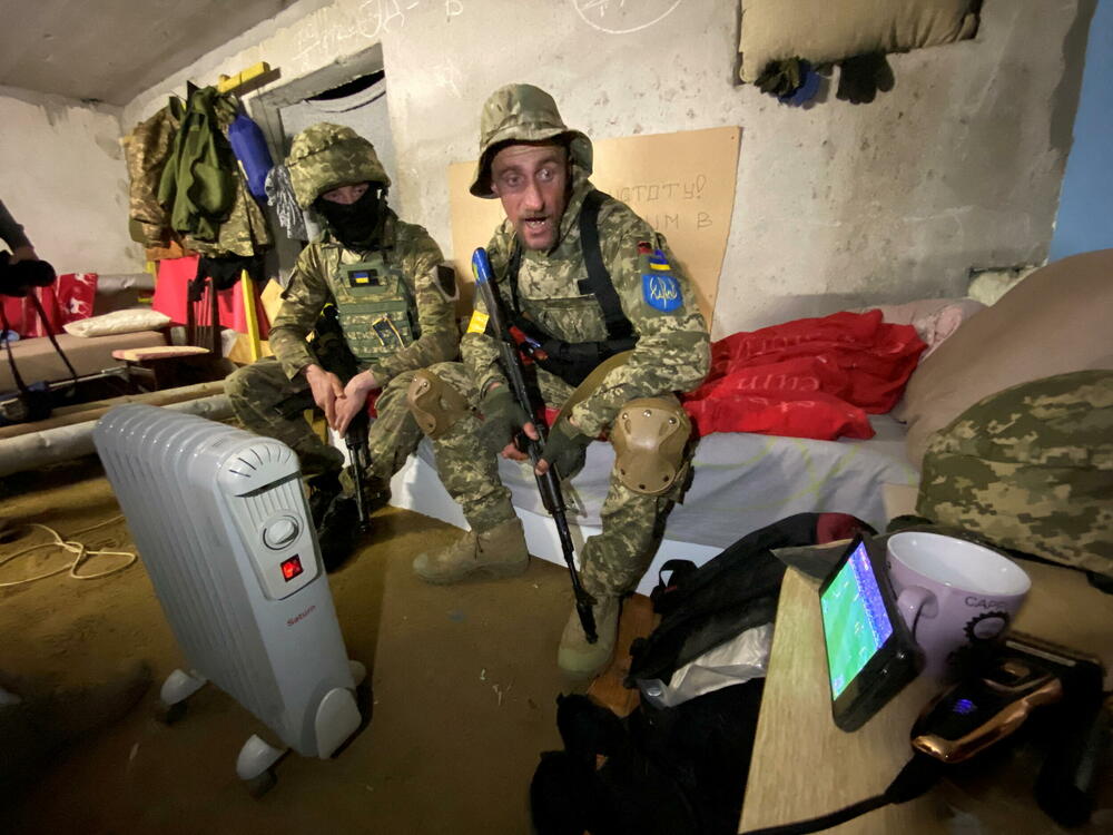 Pripadnici ukrajinskih snaga Teritorijalne odbrane gledaju utakmicu između Škotske i Ukrajine u skloništu u Harkovu