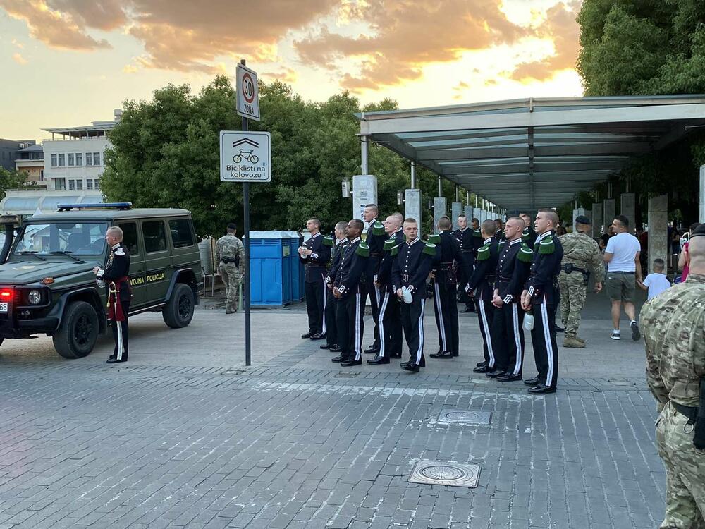 <p>Nastupu je prethodio defile od Ministarstva odbrane do trga</p>