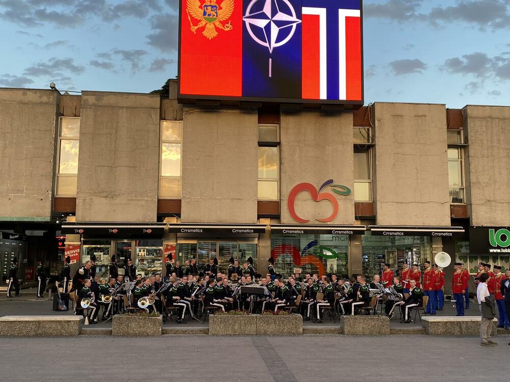 <p>Nastupu je prethodio defile od Ministarstva odbrane do trga</p>