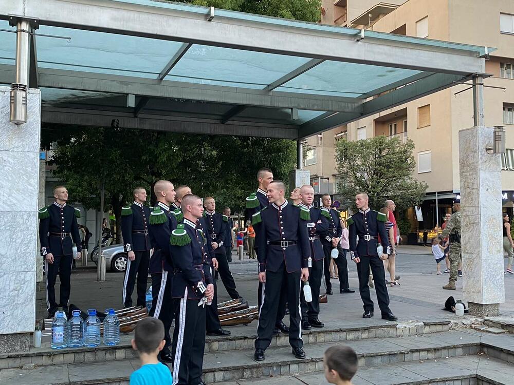 <p>Nastupu je prethodio defile od Ministarstva odbrane do trga</p>