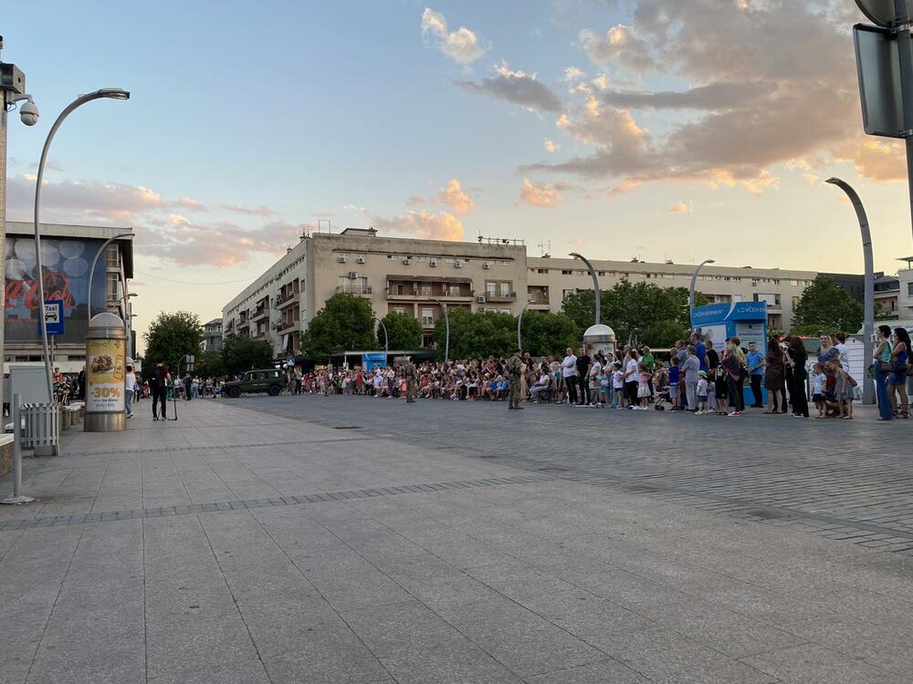 <p>Nastupu je prethodio defile od Ministarstva odbrane do trga</p>