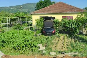 Automobil udario u kuću, tri osobe povrijeđene