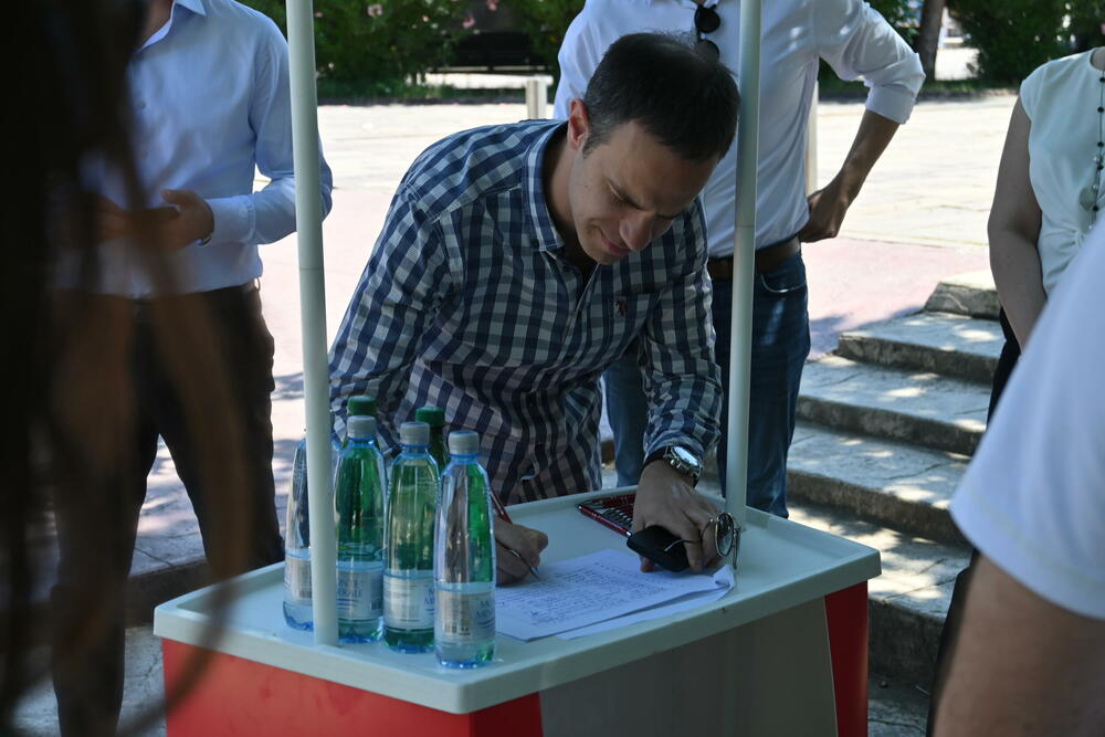<p>Istakao da se potpisivanje nastavlja narednih dana u Podgorici, potom širom Crne Gore, a podrška se može dati i u elektronskoj formi</p>