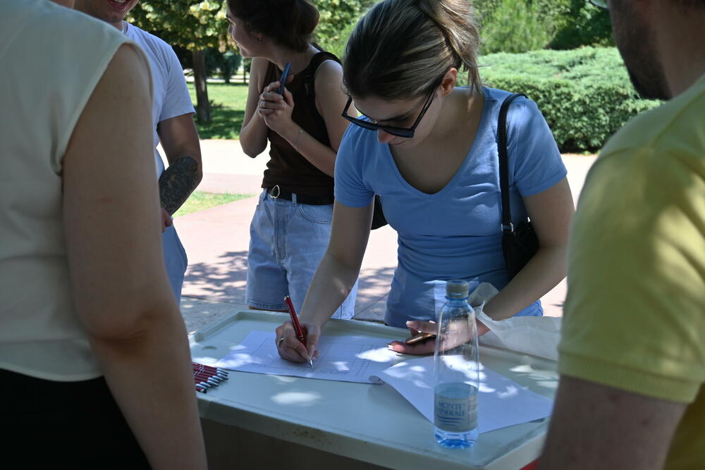 <p>Istakao da se potpisivanje nastavlja narednih dana u Podgorici, potom širom Crne Gore, a podrška se može dati i u elektronskoj formi</p>