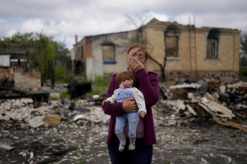 Ukrajinka koja je bila pobjegla od rata, zatekla je uništenu kuću u predgrađu Kijeva, Foto: Beta/AP