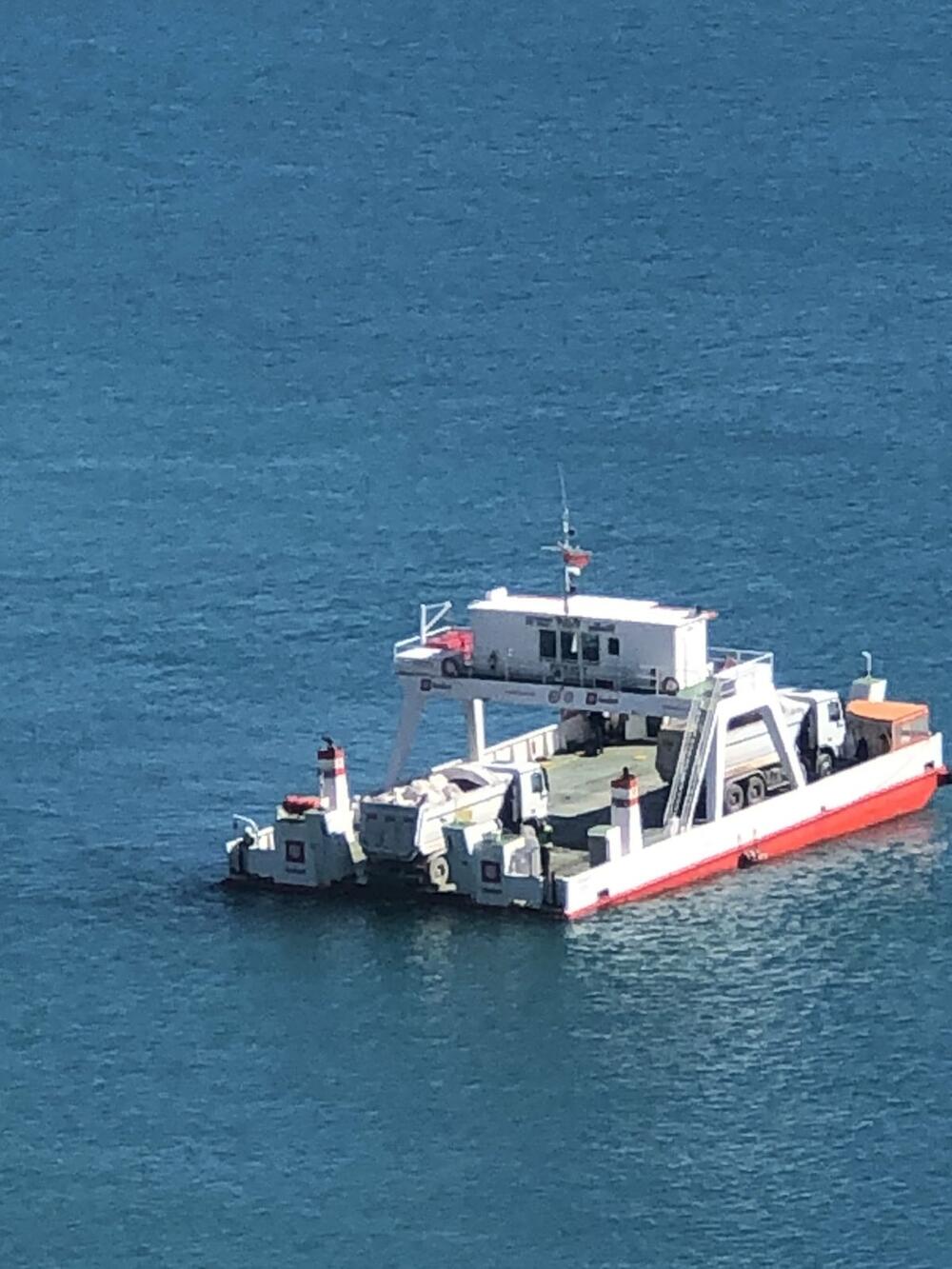 <p>Kompanija za prevoz putnika na jedinoj trajektnoj liniji Kamenari-Lepetani bez licence izvodi građevinske radove u zalivu Trašte</p>