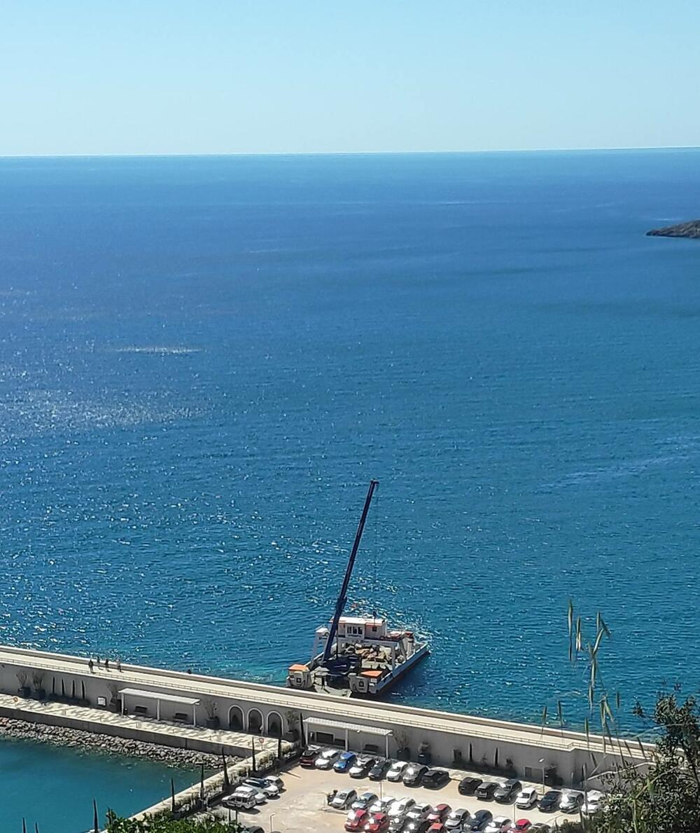 <p>Kompanija za prevoz putnika na jedinoj trajektnoj liniji Kamenari-Lepetani bez licence izvodi građevinske radove u zalivu Trašte</p>
