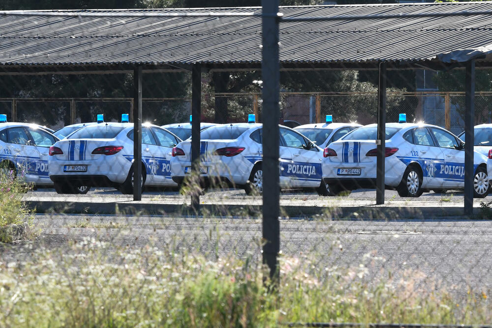 Policija je već jednom parkirala vozila, Foto: Savo Prelević