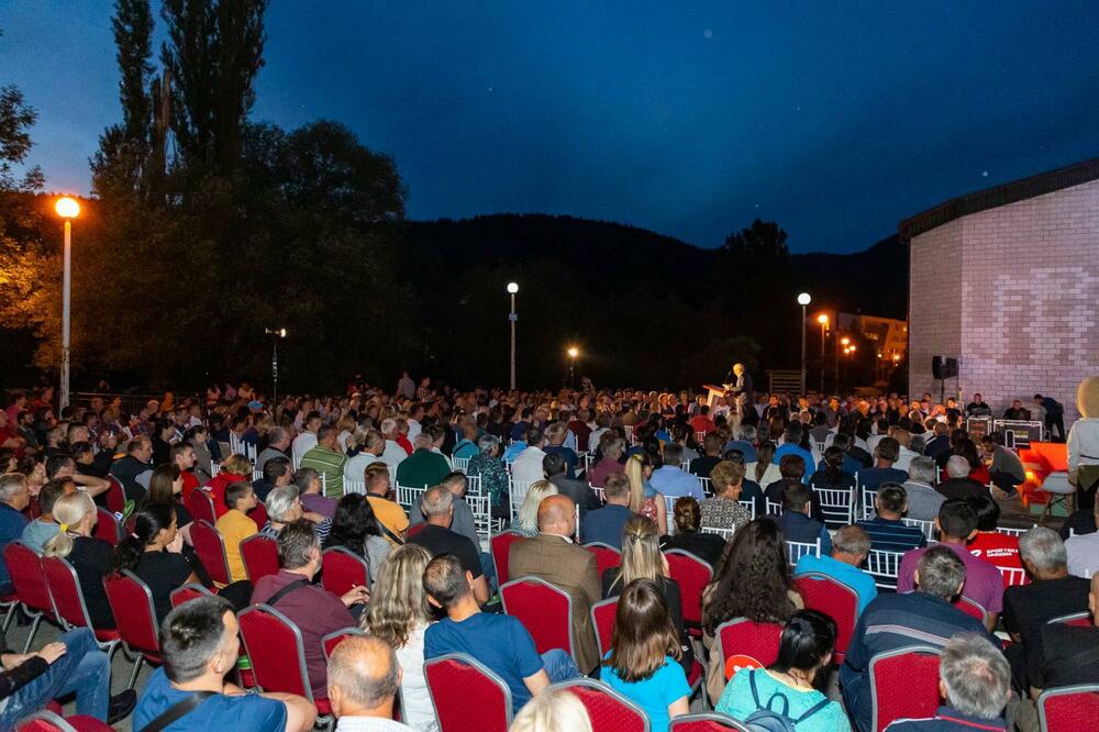 <p>"Jezikom brojeva, 800 delegata biralo je 155 članova Opštinskog odbora, i tako utjeralo strah u kosti ovim plašljivcima i bjeguncima od izbora i zakona"</p>