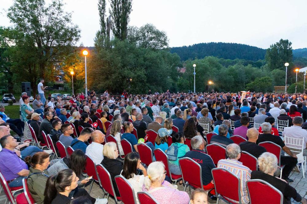 <p>"Jezikom brojeva, 800 delegata biralo je 155 članova Opštinskog odbora, i tako utjeralo strah u kosti ovim plašljivcima i bjeguncima od izbora i zakona"</p>