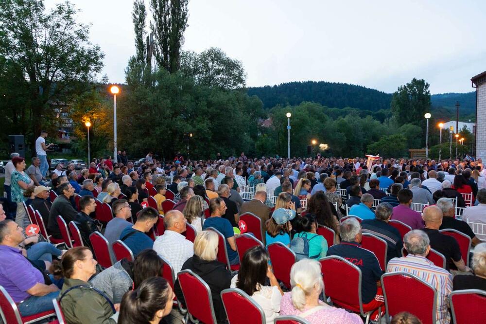 <p>"Jezikom brojeva, 800 delegata biralo je 155 članova Opštinskog odbora, i tako utjeralo strah u kosti ovim plašljivcima i bjeguncima od izbora i zakona"</p>