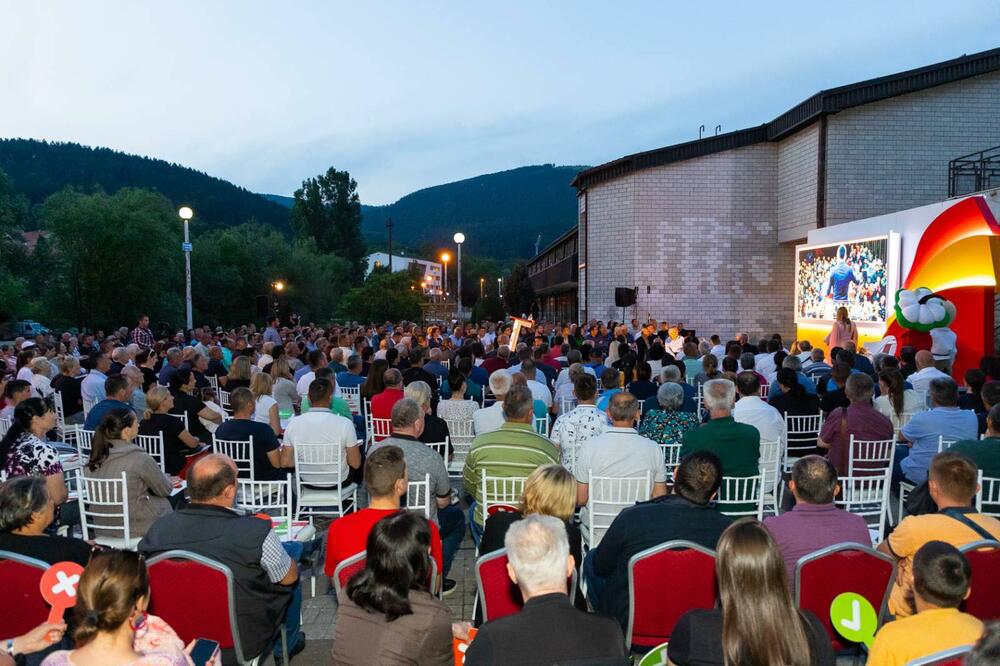 <p>"Jezikom brojeva, 800 delegata biralo je 155 članova Opštinskog odbora, i tako utjeralo strah u kosti ovim plašljivcima i bjeguncima od izbora i zakona"</p>