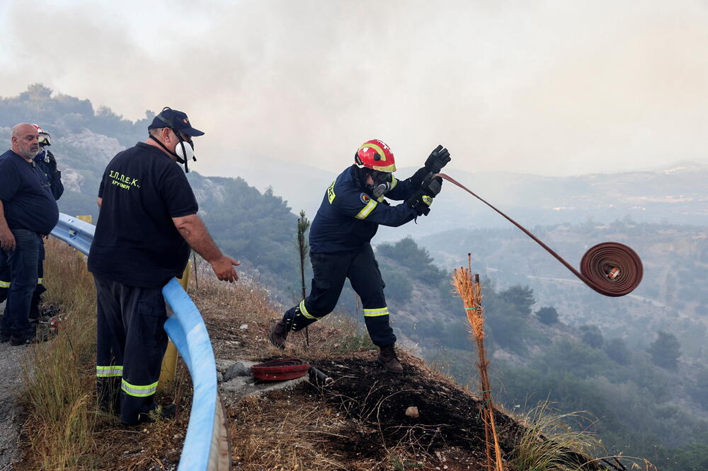 <p>Iz predostrožnosti je započeta evakuacija u nekim djelovima regiona Glifada i Vula, oko 20 kilometara od centra Atine</p>