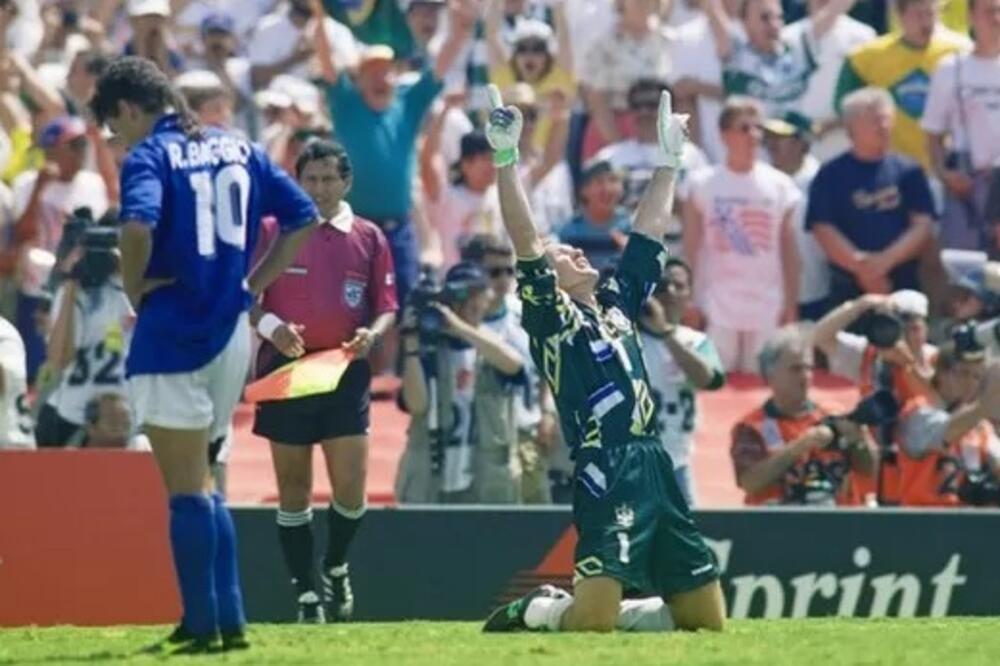 Brazilski golman Tafarel proslavlja titulu prvaka sveta 1994. godine, dok Italijan Roberto Bađo snuždeno stoji, Foto: Getty Images