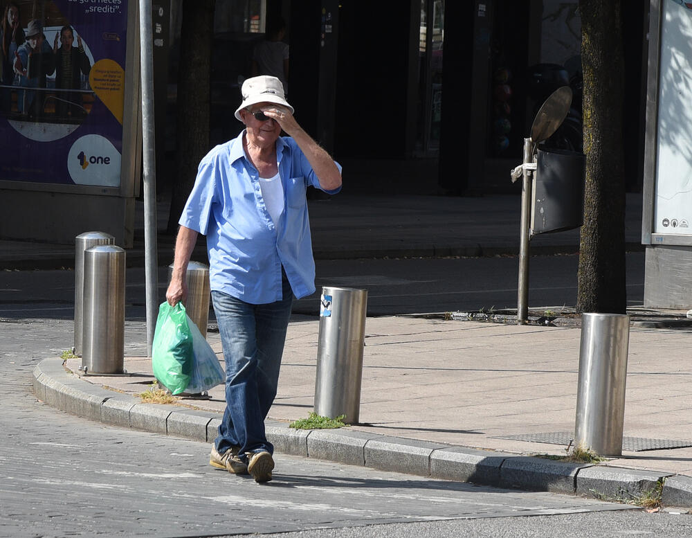 <p>Ozbiljnije padavine ne mogu se očekivati prije 15. juna, rano je za dugoročnije prognoze za predstojeće ljeto, poručio meteorolog Dušan Pavićević</p>