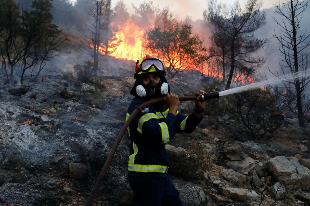 Vatrogasac na terenu, Foto: Reuters