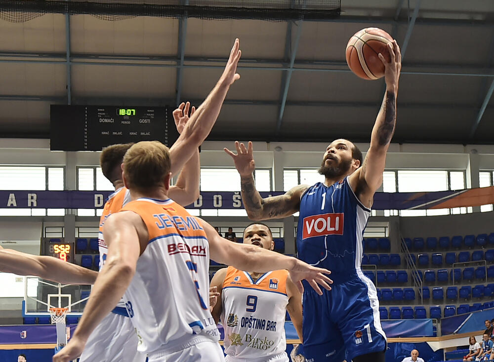 Džastin Kobs polaže loptu u koš