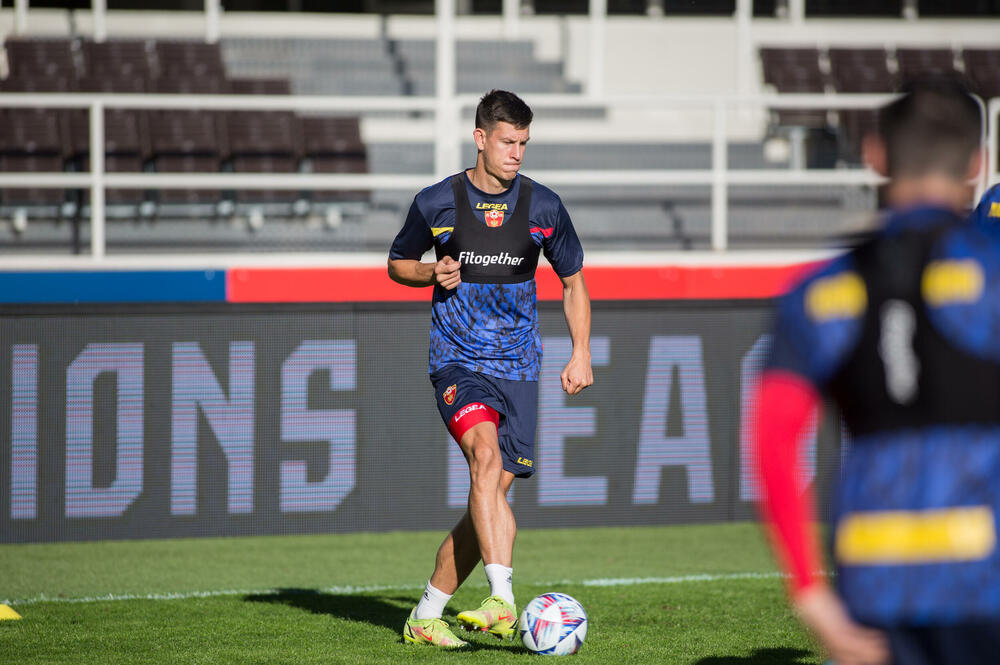 <p>„Moramo da promiješamo tim, ne smijemo da upadnemo u zamku ovako napornog takmičenja, ali zato smo pozvali 32 igrača i siguran sam da će momci koji dobiju šansu moći da odgovore zahtjevima”, poručuje selektor Miodrag Radulović pred sjutrašnji meč s Finskom u Helsinkiju (18 h)</p>