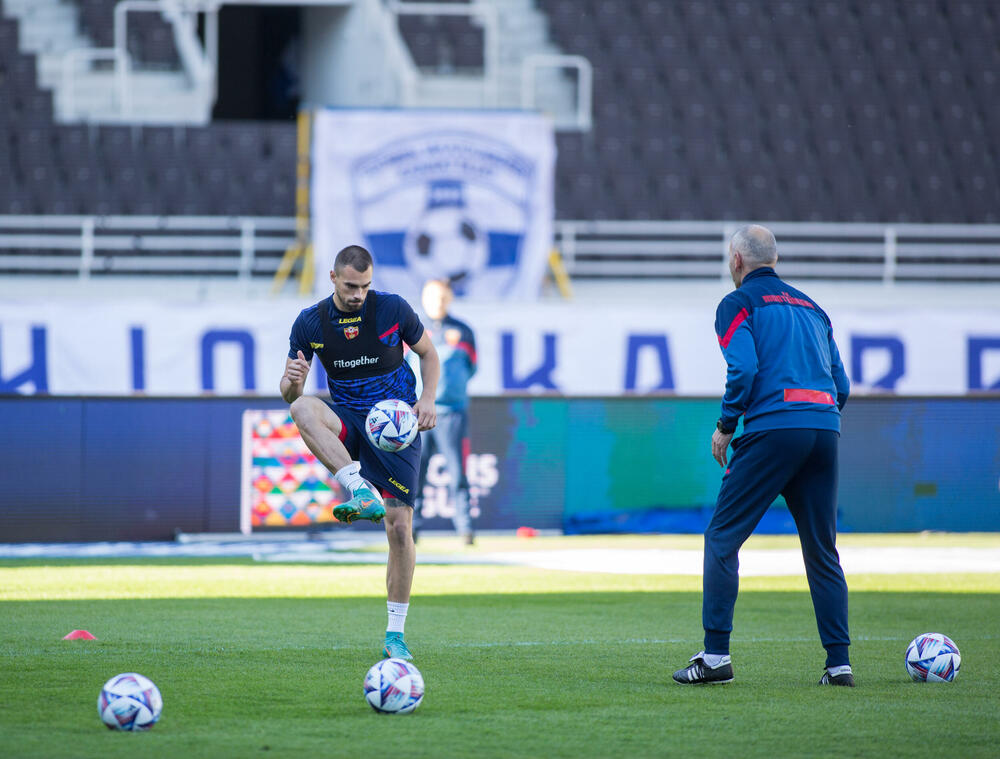 <p>„Moramo da promiješamo tim, ne smijemo da upadnemo u zamku ovako napornog takmičenja, ali zato smo pozvali 32 igrača i siguran sam da će momci koji dobiju šansu moći da odgovore zahtjevima”, poručuje selektor Miodrag Radulović pred sjutrašnji meč s Finskom u Helsinkiju (18 h)</p>