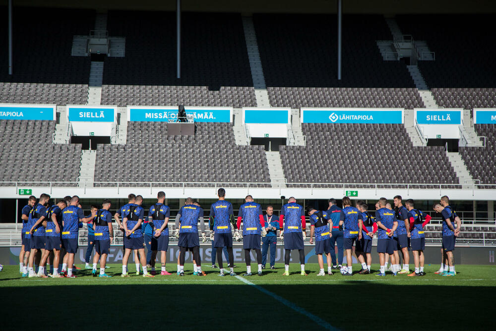 <p>„Moramo da promiješamo tim, ne smijemo da upadnemo u zamku ovako napornog takmičenja, ali zato smo pozvali 32 igrača i siguran sam da će momci koji dobiju šansu moći da odgovore zahtjevima”, poručuje selektor Miodrag Radulović pred sjutrašnji meč s Finskom u Helsinkiju (18 h)</p>