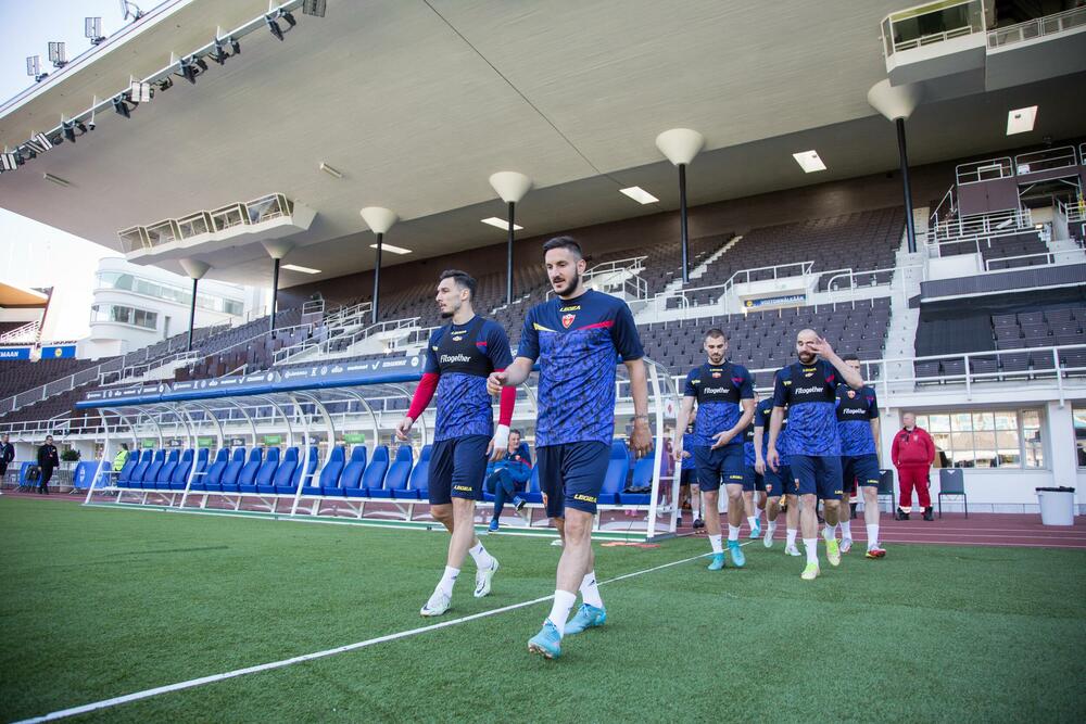 <p>„Moramo da promiješamo tim, ne smijemo da upadnemo u zamku ovako napornog takmičenja, ali zato smo pozvali 32 igrača i siguran sam da će momci koji dobiju šansu moći da odgovore zahtjevima”, poručuje selektor Miodrag Radulović pred sjutrašnji meč s Finskom u Helsinkiju (18 h)</p>