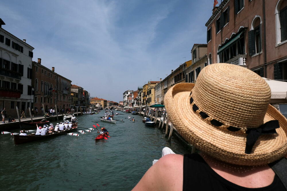 <p>Veslački maraton kroz kanale Venecije nema takmičarski značaj, a pokrenut je 1974. kako bi se podigla svijest o problemu talasa koji pogađaju ovaj grad</p>