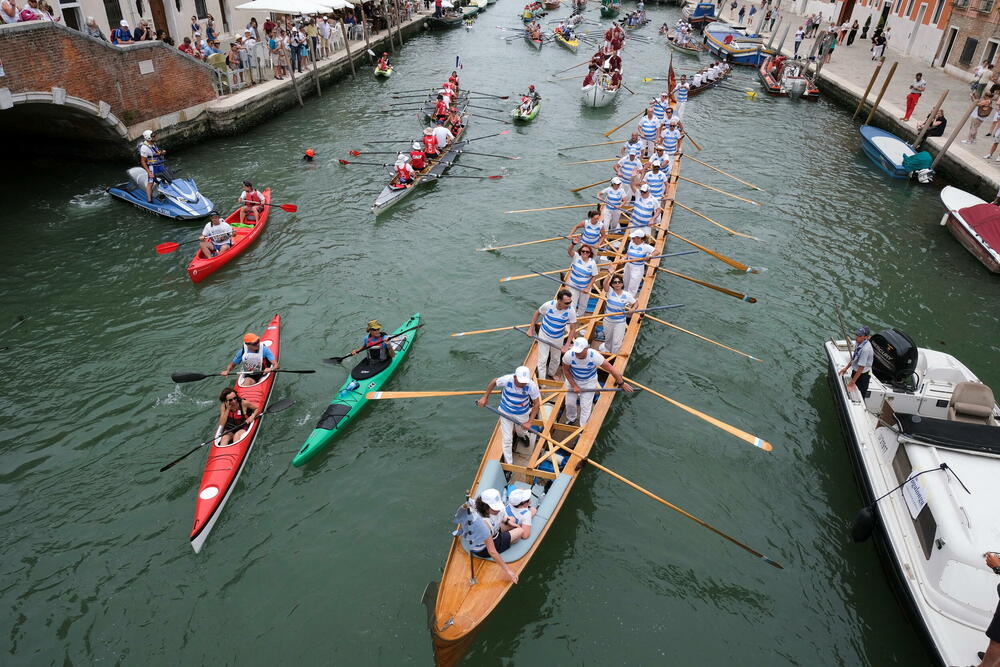 <p>Veslački maraton kroz kanale Venecije nema takmičarski značaj, a pokrenut je 1974. kako bi se podigla svijest o problemu talasa koji pogađaju ovaj grad</p>