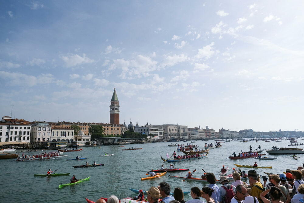 <p>Veslački maraton kroz kanale Venecije nema takmičarski značaj, a pokrenut je 1974. kako bi se podigla svijest o problemu talasa koji pogađaju ovaj grad</p>