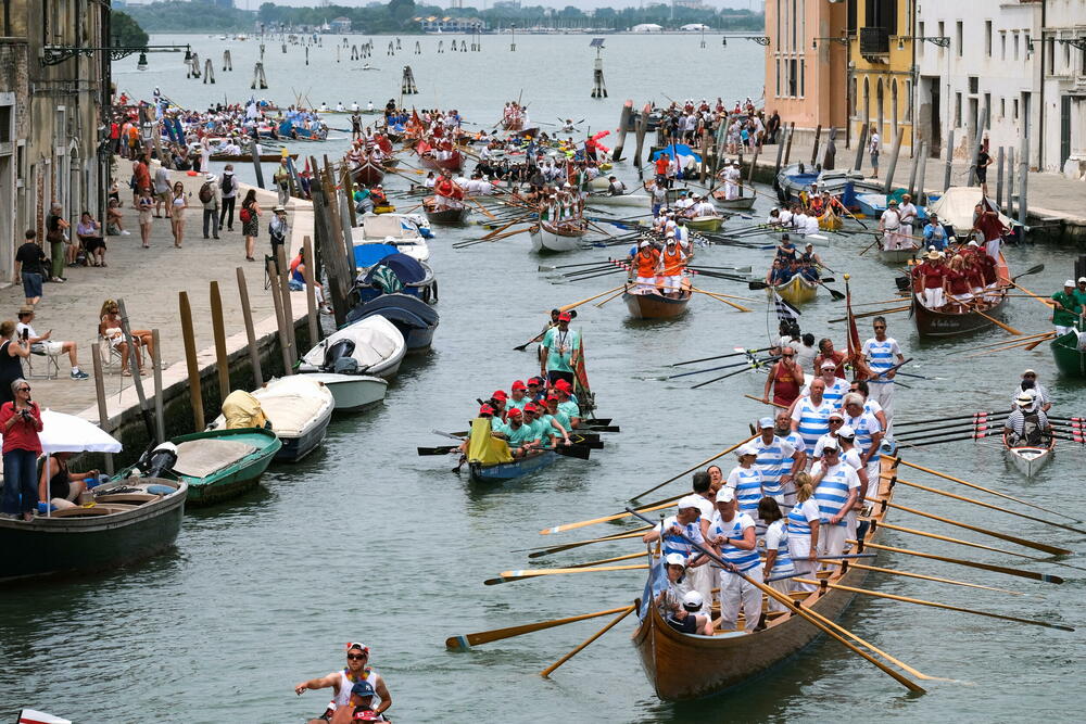<p>Veslački maraton kroz kanale Venecije nema takmičarski značaj, a pokrenut je 1974. kako bi se podigla svijest o problemu talasa koji pogađaju ovaj grad</p>