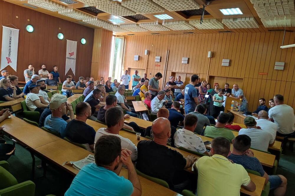 Neće odustati od zahtjeva: Radnici juče u fabrici, Foto: Svetlana Mandic