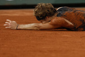 Zverev van terena šest do osam sedmica