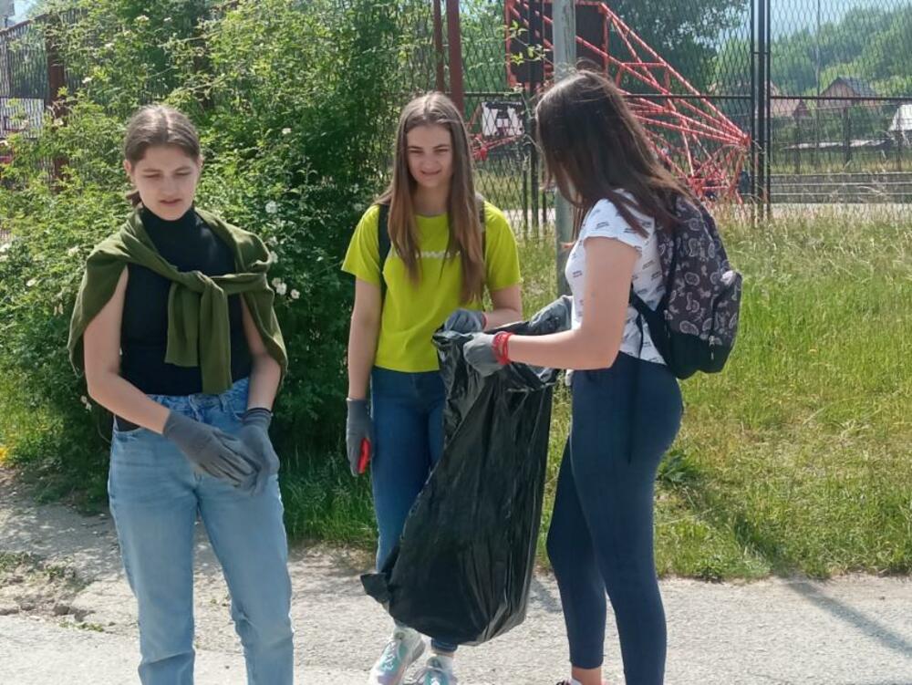 <p>"Čovjek je u središtu zaštite životne sredine. U našem gradu o čistoći vrlo uspješno vodi računa Komunalno preduzeće, ali kako bismo sačuvali grad u cjelini i životnu sredinu, potrebna je kolektivna svijest i kolektivni učinak", rekao je potpredsjednik Opštine Kolašin, Bojan Kuburović</p>