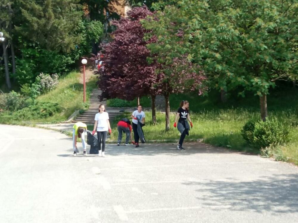 <p>"Čovjek je u središtu zaštite životne sredine. U našem gradu o čistoći vrlo uspješno vodi računa Komunalno preduzeće, ali kako bismo sačuvali grad u cjelini i životnu sredinu, potrebna je kolektivna svijest i kolektivni učinak", rekao je potpredsjednik Opštine Kolašin, Bojan Kuburović</p>