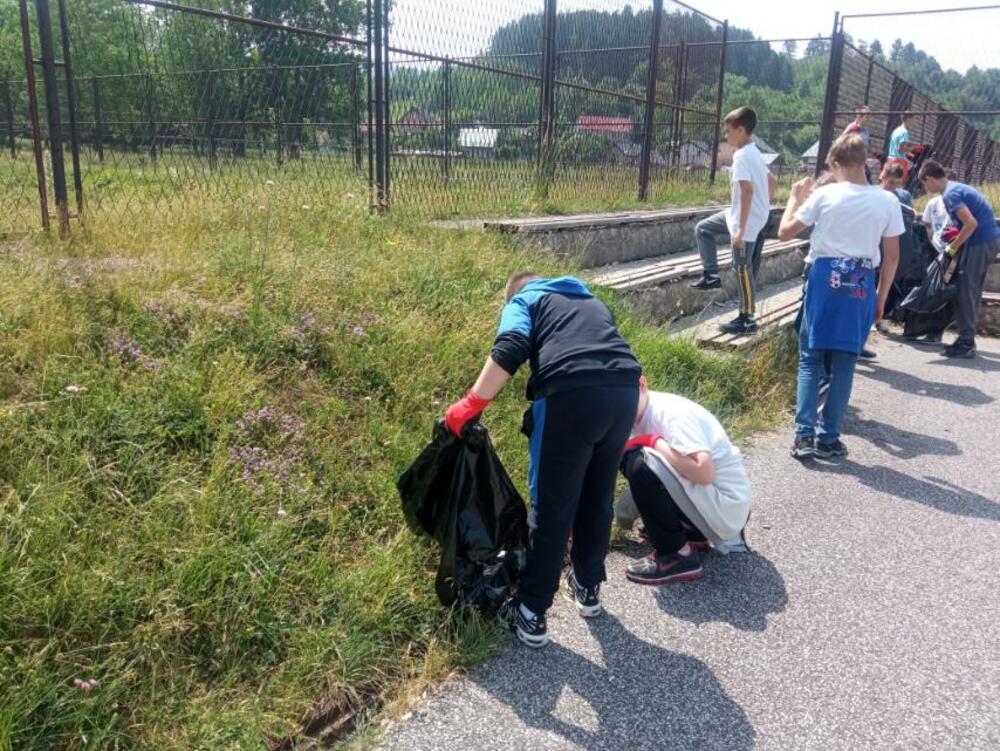 <p>"Čovjek je u središtu zaštite životne sredine. U našem gradu o čistoći vrlo uspješno vodi računa Komunalno preduzeće, ali kako bismo sačuvali grad u cjelini i životnu sredinu, potrebna je kolektivna svijest i kolektivni učinak", rekao je potpredsjednik Opštine Kolašin, Bojan Kuburović</p>
