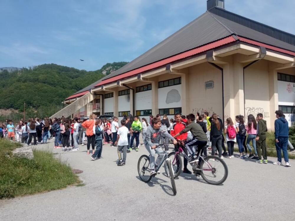 <p>"Čovjek je u središtu zaštite životne sredine. U našem gradu o čistoći vrlo uspješno vodi računa Komunalno preduzeće, ali kako bismo sačuvali grad u cjelini i životnu sredinu, potrebna je kolektivna svijest i kolektivni učinak", rekao je potpredsjednik Opštine Kolašin, Bojan Kuburović</p>