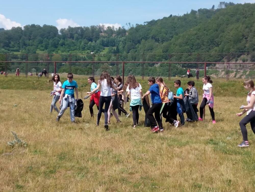 <p>"Čovjek je u središtu zaštite životne sredine. U našem gradu o čistoći vrlo uspješno vodi računa Komunalno preduzeće, ali kako bismo sačuvali grad u cjelini i životnu sredinu, potrebna je kolektivna svijest i kolektivni učinak", rekao je potpredsjednik Opštine Kolašin, Bojan Kuburović</p>