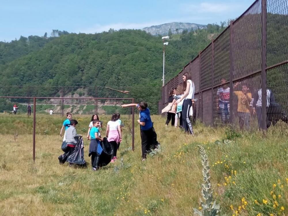 <p>"Čovjek je u središtu zaštite životne sredine. U našem gradu o čistoći vrlo uspješno vodi računa Komunalno preduzeće, ali kako bismo sačuvali grad u cjelini i životnu sredinu, potrebna je kolektivna svijest i kolektivni učinak", rekao je potpredsjednik Opštine Kolašin, Bojan Kuburović</p>