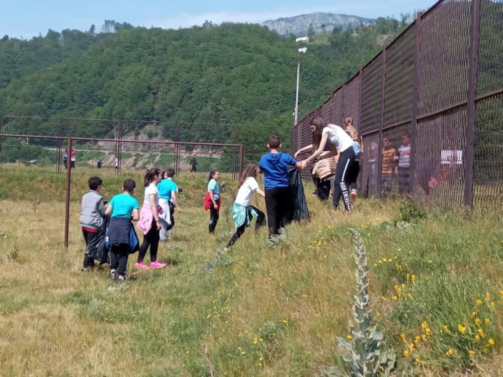 <p>"Čovjek je u središtu zaštite životne sredine. U našem gradu o čistoći vrlo uspješno vodi računa Komunalno preduzeće, ali kako bismo sačuvali grad u cjelini i životnu sredinu, potrebna je kolektivna svijest i kolektivni učinak", rekao je potpredsjednik Opštine Kolašin, Bojan Kuburović</p>