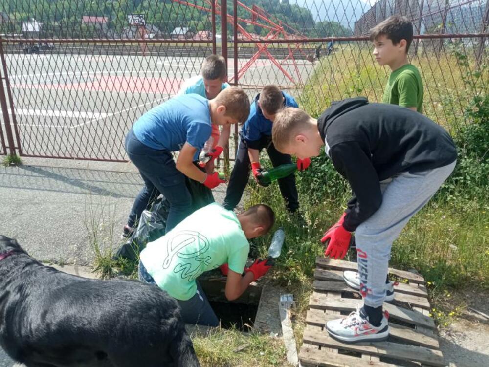 <p>"Čovjek je u središtu zaštite životne sredine. U našem gradu o čistoći vrlo uspješno vodi računa Komunalno preduzeće, ali kako bismo sačuvali grad u cjelini i životnu sredinu, potrebna je kolektivna svijest i kolektivni učinak", rekao je potpredsjednik Opštine Kolašin, Bojan Kuburović</p>