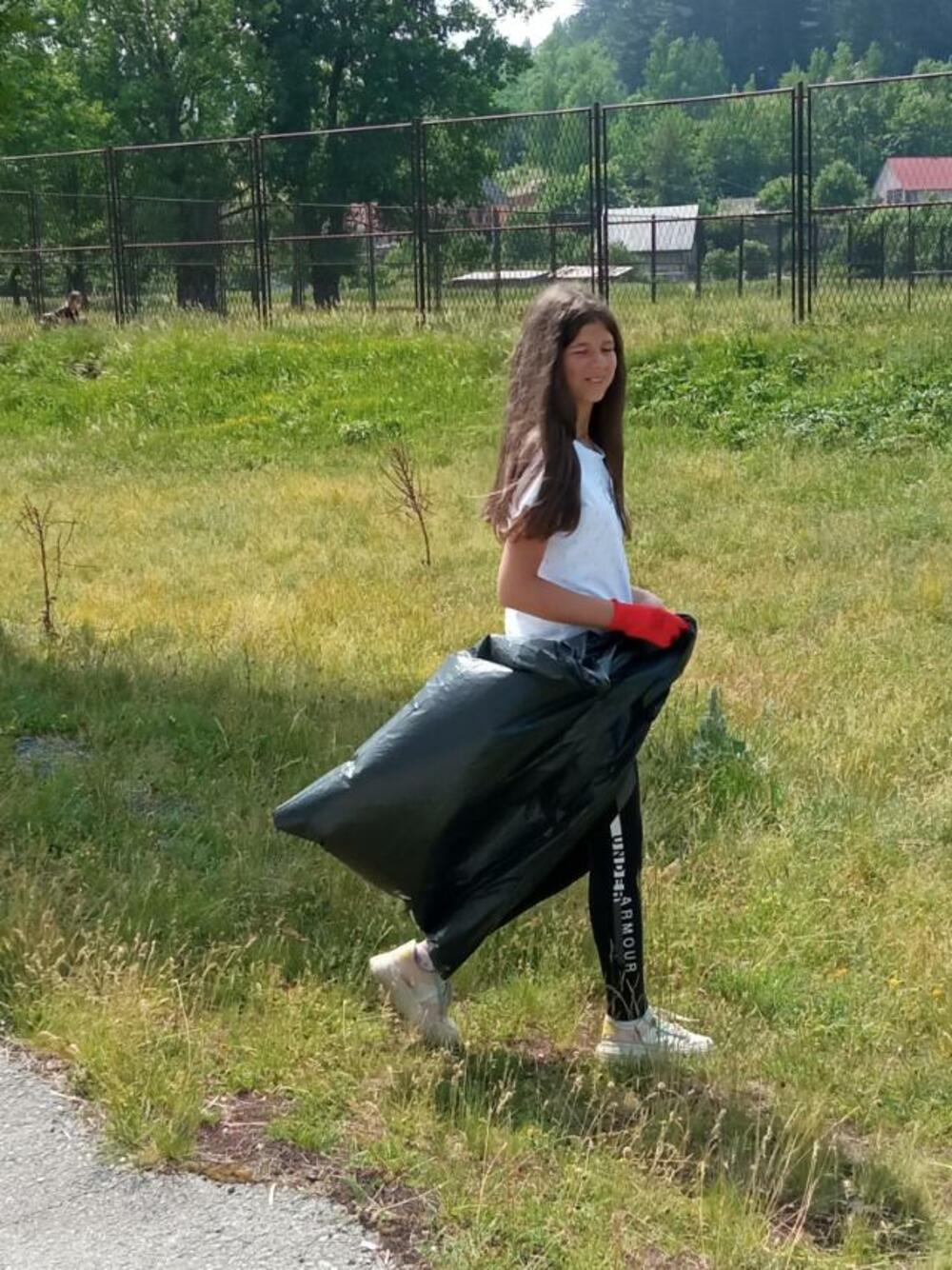 <p>"Čovjek je u središtu zaštite životne sredine. U našem gradu o čistoći vrlo uspješno vodi računa Komunalno preduzeće, ali kako bismo sačuvali grad u cjelini i životnu sredinu, potrebna je kolektivna svijest i kolektivni učinak", rekao je potpredsjednik Opštine Kolašin, Bojan Kuburović</p>