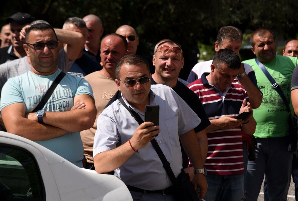 <p>"Mnogo je problema sa kojima se suočavamo i za te probleme imamo samo jednog krivca, koji je već desetak i više godina na čelu Sindikata, a ništa nije uradio da promjeni naš socio-ekonomski položaj i da nam popravi uslove rada", kazao je Igor Rmandić, član Glavnog odbora Sindikata Uprave policije i predsjednik Sindikalne organizacije Granične policije Herceg Novi</p>