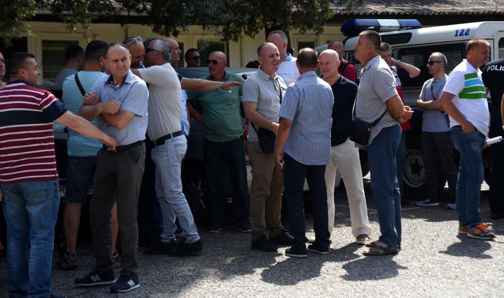 <p>"Mnogo je problema sa kojima se suočavamo i za te probleme imamo samo jednog krivca, koji je već desetak i više godina na čelu Sindikata, a ništa nije uradio da promjeni naš socio-ekonomski položaj i da nam popravi uslove rada", kazao je Igor Rmandić, član Glavnog odbora Sindikata Uprave policije i predsjednik Sindikalne organizacije Granične policije Herceg Novi</p>