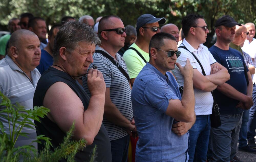 <p>"Mnogo je problema sa kojima se suočavamo i za te probleme imamo samo jednog krivca, koji je već desetak i više godina na čelu Sindikata, a ništa nije uradio da promjeni naš socio-ekonomski položaj i da nam popravi uslove rada", kazao je Igor Rmandić, član Glavnog odbora Sindikata Uprave policije i predsjednik Sindikalne organizacije Granične policije Herceg Novi</p>