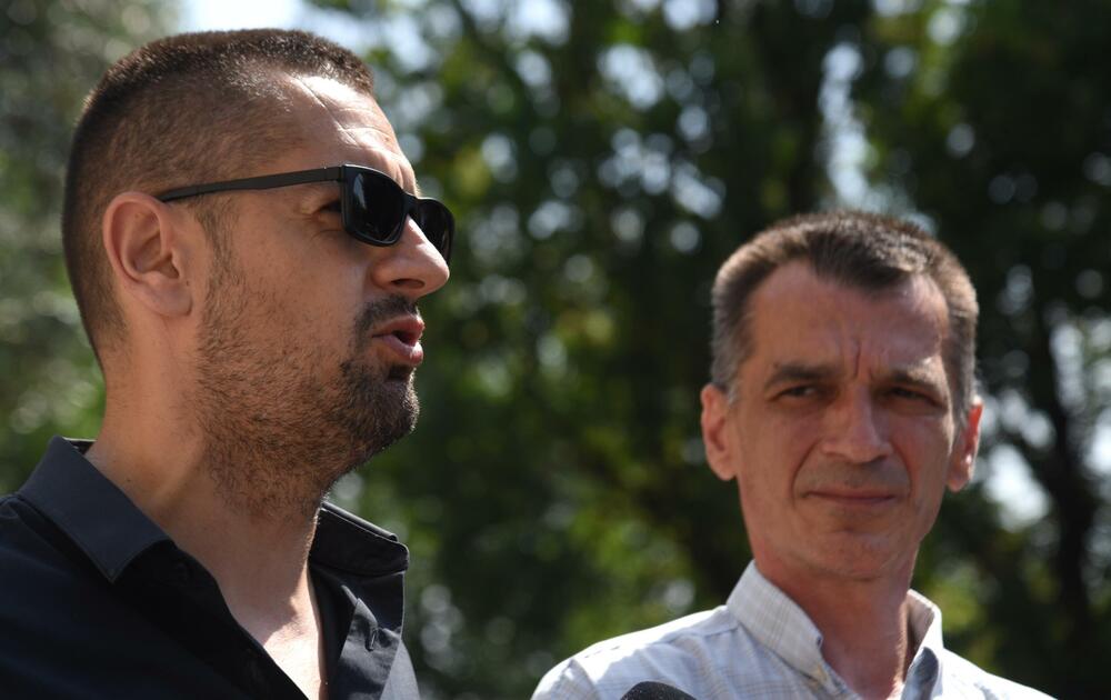 <p>"Mnogo je problema sa kojima se suočavamo i za te probleme imamo samo jednog krivca, koji je već desetak i više godina na čelu Sindikata, a ništa nije uradio da promjeni naš socio-ekonomski položaj i da nam popravi uslove rada", kazao je Igor Rmandić, član Glavnog odbora Sindikata Uprave policije i predsjednik Sindikalne organizacije Granične policije Herceg Novi</p>