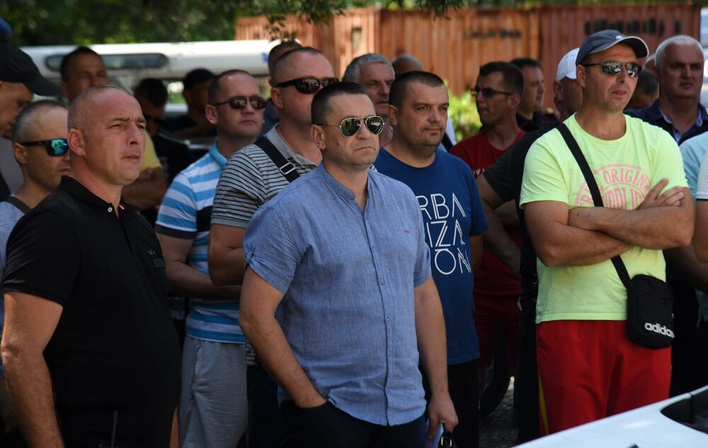 <p>"Mnogo je problema sa kojima se suočavamo i za te probleme imamo samo jednog krivca, koji je već desetak i više godina na čelu Sindikata, a ništa nije uradio da promjeni naš socio-ekonomski položaj i da nam popravi uslove rada", kazao je Igor Rmandić, član Glavnog odbora Sindikata Uprave policije i predsjednik Sindikalne organizacije Granične policije Herceg Novi</p>