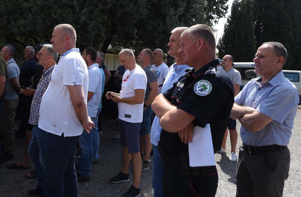 <p>"Mnogo je problema sa kojima se suočavamo i za te probleme imamo samo jednog krivca, koji je već desetak i više godina na čelu Sindikata, a ništa nije uradio da promjeni naš socio-ekonomski položaj i da nam popravi uslove rada", kazao je Igor Rmandić, član Glavnog odbora Sindikata Uprave policije i predsjednik Sindikalne organizacije Granične policije Herceg Novi</p>