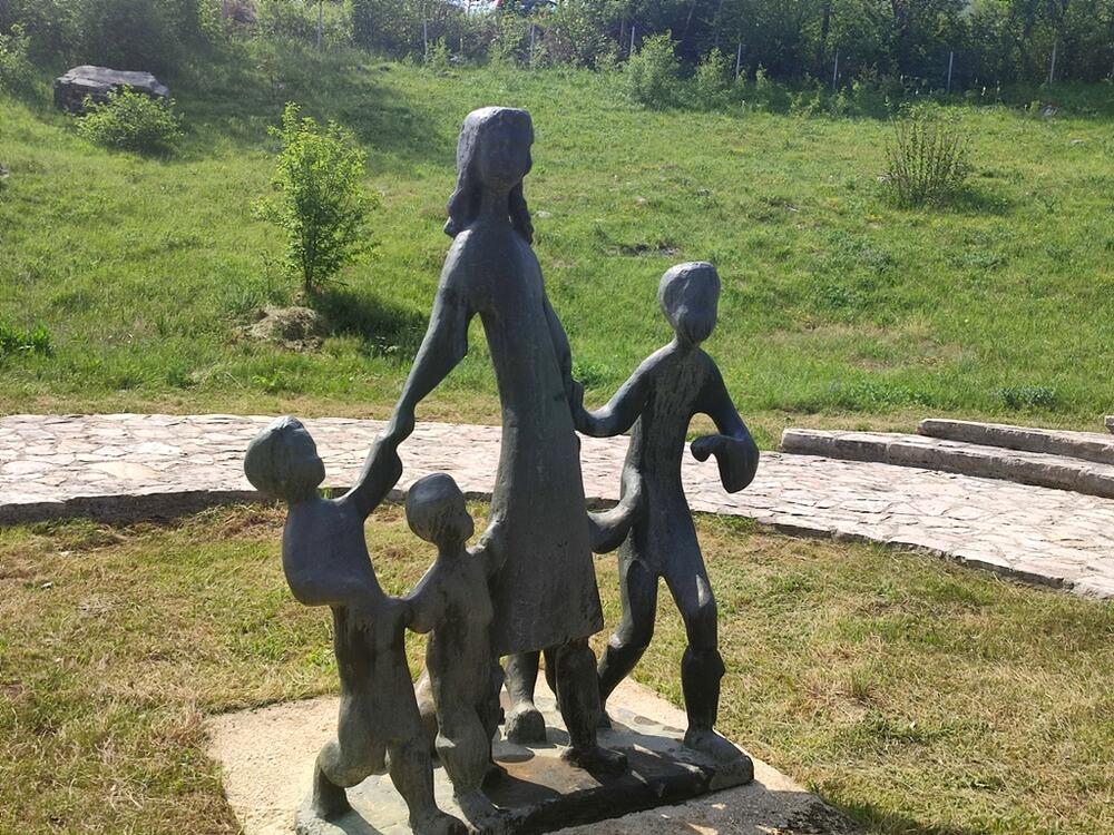 <p>I ove godine spomenici su pričali o stradanju, ubijenoj nejači, o plaču koji se i danas čuje, o pivskoj krvavoj bajci i pivskom Vitlejemu</p>