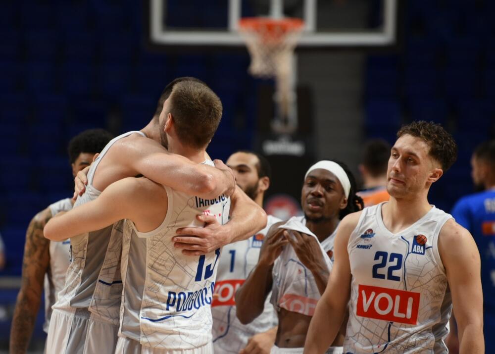 <p>Košarkaši Budućnosti savladali su večeras Mornar 90:82 i osvojili 14. titulu u crnogorskom šampionatu.</p>  <p>U galeriji pogledajte fotografije sa večeršnjeg susreta.</p>